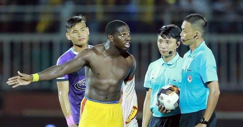 Những quyết định thiên vị của trọng tài dẫn đến việc người ta nghi ngờ Bầu Hiển mua trọng tài Những quyết định thiên vị của trọng tài dẫn đến việc người ta nghi ngờ Bầu Hiển mua trọng tài